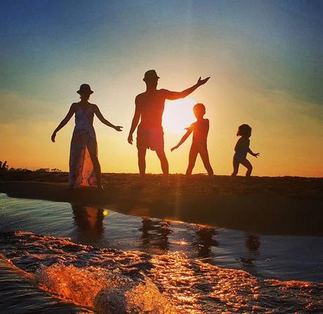 Quatro 😘 #sunset #love #family #sky #seaside #backlight #famille #quatro #amour #coucherdesoleil #ensemble #kids #enfants #children #music #musique #mer #vacances #holidays