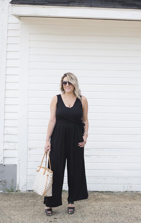Cleveland blogger The Samantha Show shares tips for dressing your postpartum body + nursing friendly jumpsuit. 
