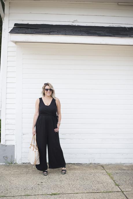 Cleveland blogger The Samantha Show shares tips for dressing your postpartum body. This nursing jumpsuit is perfect for comfort and function! 