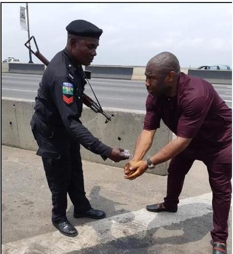 Man Reveals What Policemen Did After Being Stranded On Third Mainland Bridge, Lagos (Photos)