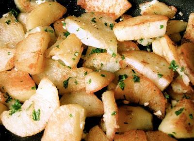 Potatoes with garlic (Potate Sarladaise) – Traditional French Recipe
