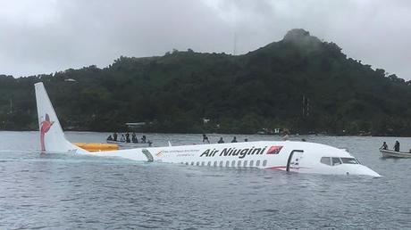 Air Niugini lands in sea ~ sinks ~ all passengers rescued