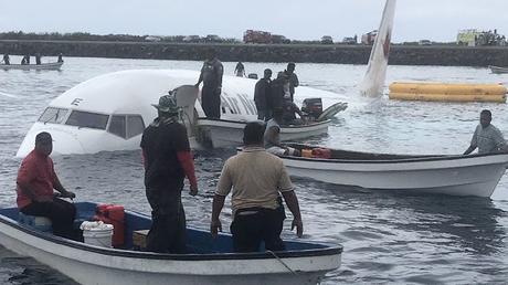 Air Niugini lands in sea ~ sinks ~ all passengers rescued