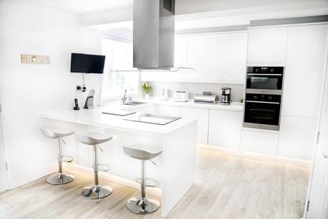 white modern Scandinavian style kitchen diner, modern white kitchen, modern rustic kitchen, howdens clerkenwell gloss kitchen