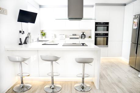 howdens clerkenwell gloss kitchen, white modern Scandinavian style kitchen diner, modern white kitchen, modern rustic kitchen, 