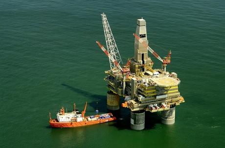 russia-oil-platform-rig-boat-ship