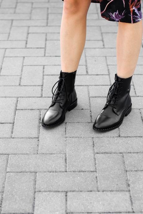 FLOWER DRESS + LACE UP BOOTS Sacha shoes, lace up boots, maxi dress, flower dress, weekday, black, biker, outfit, street style