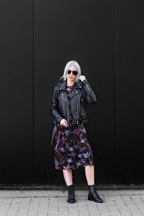 FLOWER DRESS + LACE UP BOOTS Sacha shoes, lace up boots, maxi dress, flower dress, weekday, black, biker, outfit, street style