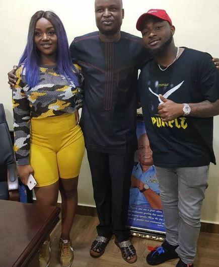 Davido’s Girlfriend Chioma’s Camel Toe Pops Out from her Pants, As They Steps out after Breakup Saga (Photos)