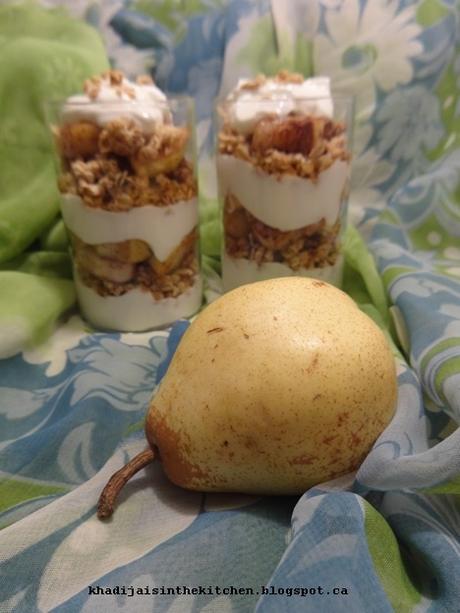 PARFAIT AU YAOURT GREC ET À LA POIRE / PEAR AND GREEK YOGURT PARFAIT / PARFAIT CON YOGUR GRIEGO Y PERA / بارفيه بالزيادي اليوناني و الاجاص