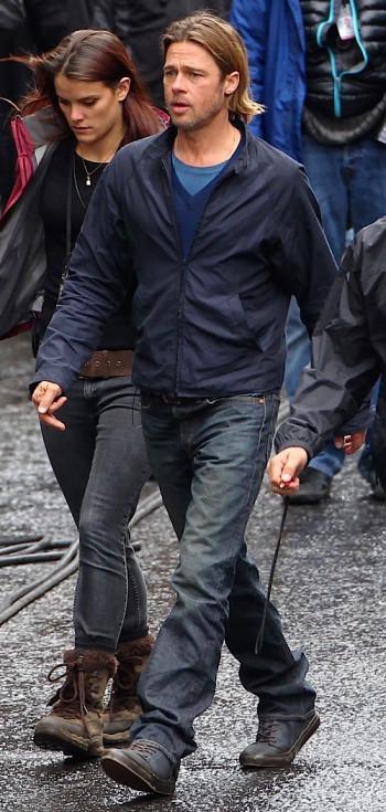 Brad Pitt’s Blue Casual Wear in World War Z Brad Pitt’s Blue Casual Wear in World War Z