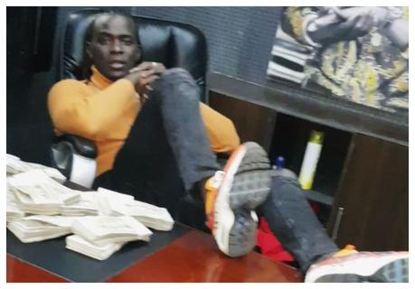 Willy Paul flauntsÂ wads of cash at his office.... Big mistake