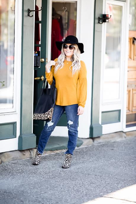 Cleveland blogger The Samantha Show shares some fall style inspiration with a classic balloon sleeve sweater.