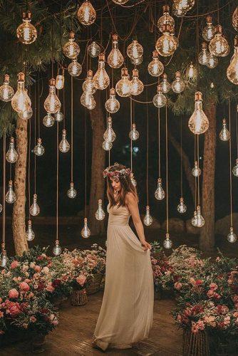 wedding trends 2019 bridal light bulbs arrangement above the bride in burgundy flower crown pablo_laguia