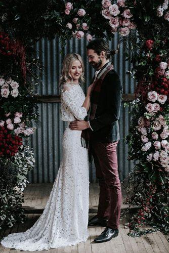 wedding trends 2019 dark moody pale pink roses and brugundy flower arch blonde bride willowandco