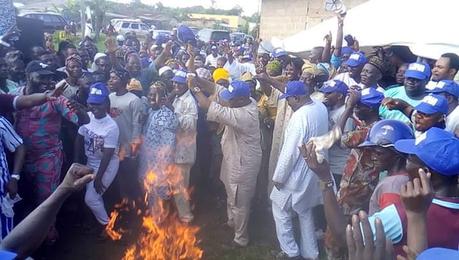 ‘The End of APC’ – Chaos as Angry Thugs Gathers All APC Brooms in Oyo, Burns Them to Ashes (Photos)