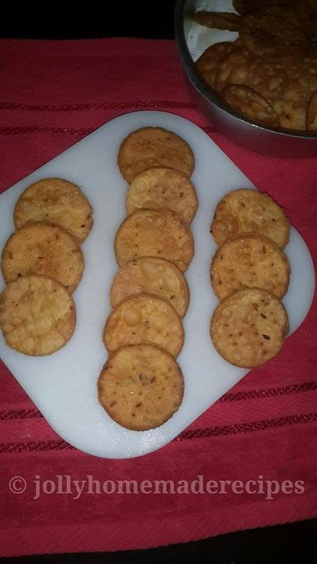 https://www.jollyhomemaderecipes.com/2015/08/papdi-recipe-how-to-make-fried-papdi.html