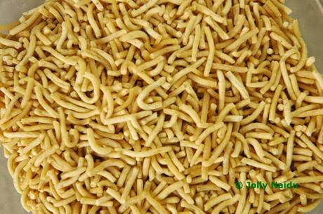 https://www.jollyhomemaderecipes.com/2014/05/homemade-besan-sev-recipe-gujarati-sev.html