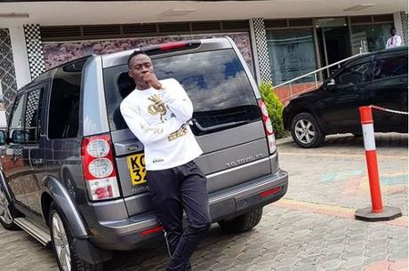 Obinna shows off his Land Rover Discovery 4