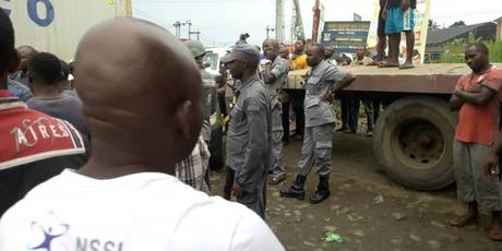 Standoff Between Customs Officers And Trailer Drivers In Aba (See Photos)