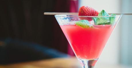 Caipiroska strawberry (cocktail with crushed ice) Recipe