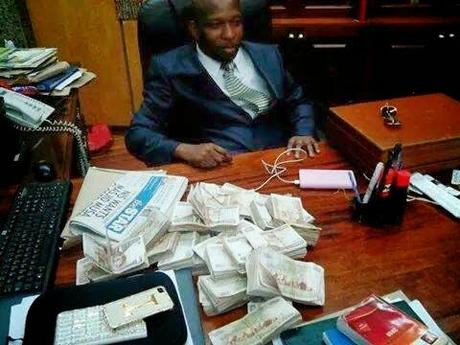 Sonko rewards police with Kes 500,000 forÂ taking out notorious Kayole gang