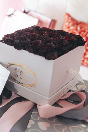 real wedding photography cindy glen dark roses in the white box with gold signs stanlo photography