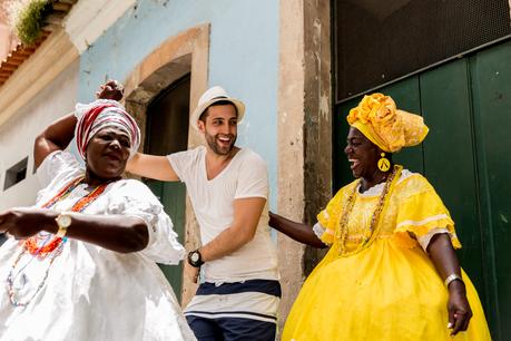 traveller_dancing_with_local_brazilian_women