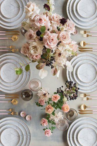 wedding colors 2019 dusty pink roses centerpieces on wedding table with marble plates casadeperrin