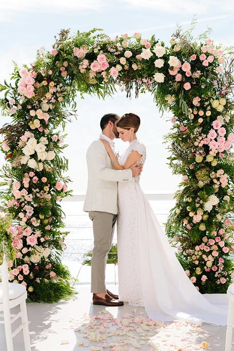 Elegant luxury styled shoot in Mykonos elegant-luxury-styled-shoot-mykonos_03x