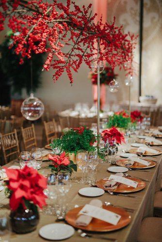 christmas wedding hanging viburnum red and greenery table decor volvoreta bodas