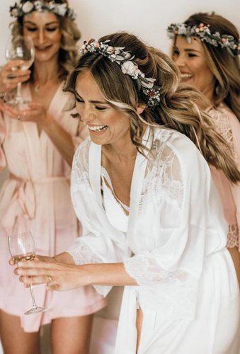 bridesmaids photos bride and champange zuzubirkhof
