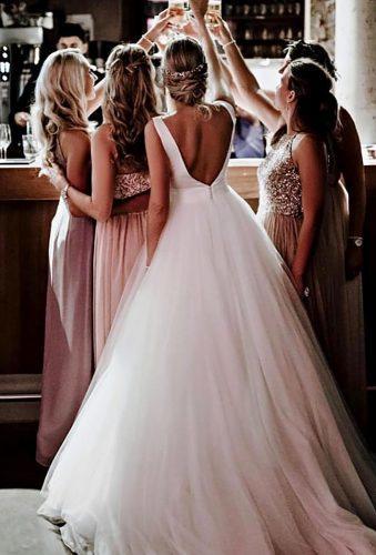 bridesmaids photos girls drink in bar heise photographie