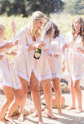 bridesmaids photos girls and champange Apollo Fotografie