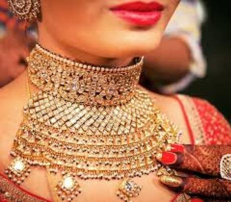 6 Best Traditional Indian Necklaces To Buy This Wedding Season