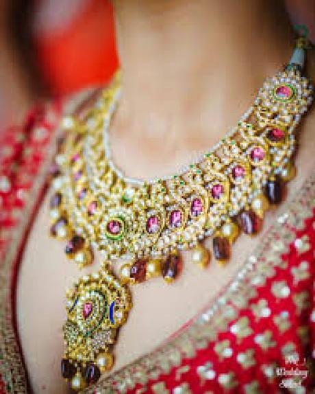 6 Best Traditional Indian Necklaces To Buy This Wedding Season