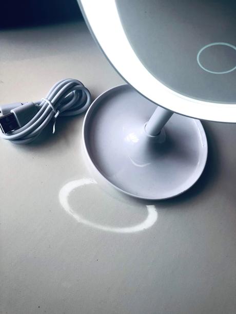 GMYLE Review: Lighted Vanity Makeup Mirror + Black Cosmetic Pouch