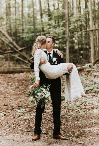 bohemian wedding photos kiss in wood jennaborstphoto