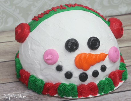 SPREAD SOME HOLIDAY CHEER WITH A SNOWMAN CAKE