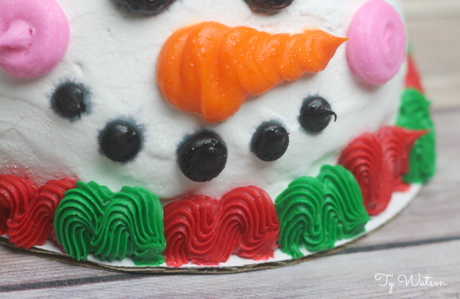 SPREAD SOME HOLIDAY CHEER WITH A SNOWMAN CAKE