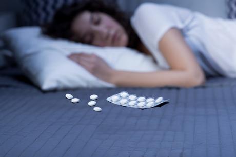 lady-sleeping-with-sleeping-pills