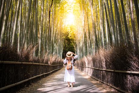 japan_kyoto_woman_arashiyama_forest