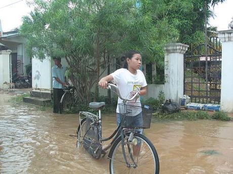 living in thailand_flooded street