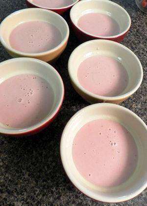 Gelatin-free Strawberry & Lemon Panna Cotta - Pour strawberry cream into ramekins