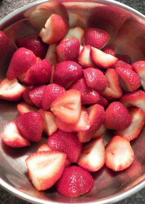 Gelatin-free Strawberry & Lemon Panna Cotta - Hull and slice strawberries