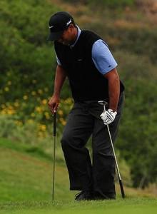 Tiger-woods-crutches