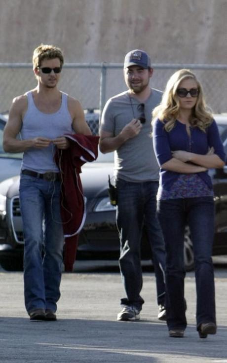 Anna Paquin and Ryan Kwanten on the set of True Blood