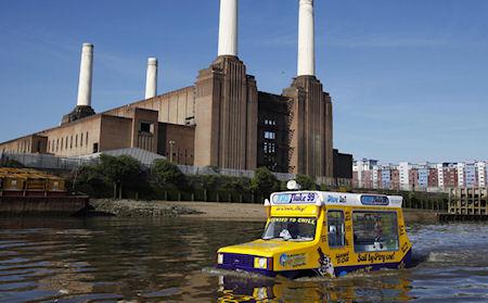 World's First Amphibious Ice-Cream Truck Sails The Thames