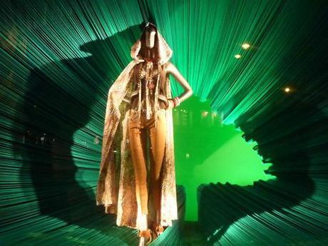 Very cool Green textile window display by Charles Kaisin, For Printemps Dept store in Paris.
see also the RED textile display at printemps.