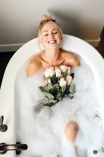 wedding beauty plan bride in bath with white roses daynagracephoto
